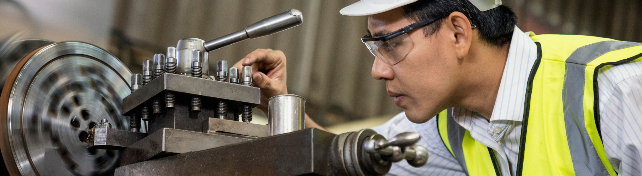 Un agent de fabrication travaillant sur une machine