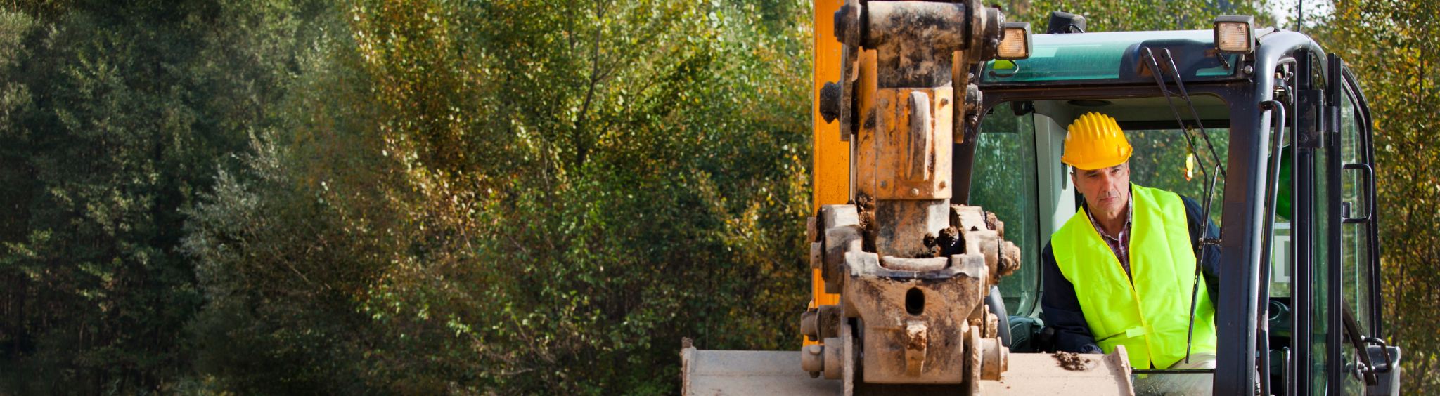 Un conducteur d'engin de chantier